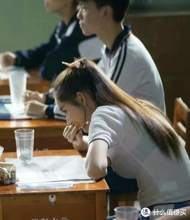 这谁顶得住？王玉雯校服剧照惹争议，布料贴身意外暴露饱满身材